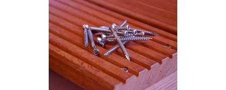 Accessoire, traitement du bois et quincaillerie pour chalet et abri